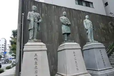 正一位若宮商工稲荷大明神の像