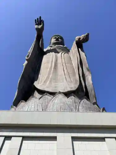 東本願寺本廟 牛久浄苑（牛久大仏）の{uncategorized: "未分類", other: "その他", undefined: "問題あり", building: "その他建物", grave: "お墓", sacred_gate: "鳥居", guardian: "狛犬", statue: "像", buddha: "仏像", history: "歴史", nature: "自然", garden: "庭園", animal: "動物", pagoda: "塔", temizu: "手水舎", mountain_gate: "山門・神門", sanctuary: "本殿・本堂", subordinate: "末社・摂社", art: "芸術", scenery: "景色", jizo: "地蔵", ema: "絵馬", goshuin: "御朱印", omikuji: "おみくじ", items: "授与品その他", amulet: "お守り", goshuincho: "御朱印帳", eats: "食事", festival: "お祭り", votive_dance: "神楽", shichigosan: "七五三参", wedding: "結婚式", experience: "体験その他", initially: "初詣", around: "周辺", anti_infection: "感染症対策"}