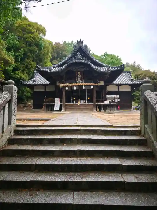 朝日八幡神社の{uncategorized: "未分類", other: "その他", undefined: "問題あり", building: "その他建物", grave: "お墓", sacred_gate: "鳥居", guardian: "狛犬", statue: "像", buddha: "仏像", history: "歴史", nature: "自然", garden: "庭園", animal: "動物", pagoda: "塔", temizu: "手水舎", mountain_gate: "山門・神門", sanctuary: "本殿・本堂", subordinate: "末社・摂社", art: "芸術", scenery: "景色", jizo: "地蔵", ema: "絵馬", goshuin: "御朱印", omikuji: "おみくじ", items: "授与品その他", amulet: "お守り", goshuincho: "御朱印帳", eats: "食事", festival: "お祭り", votive_dance: "神楽", shichigosan: "七五三参", wedding: "結婚式", experience: "体験その他", initially: "初詣", around: "周辺", anti_infection: "感染症対策"}