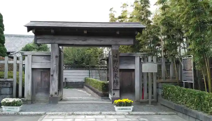 日野八坂神社の山門・神門