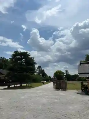賀茂別雷神社（上賀茂神社）の{uncategorized: "未分類", other: "その他", undefined: "問題あり", building: "その他建物", grave: "お墓", sacred_gate: "鳥居", guardian: "狛犬", statue: "像", buddha: "仏像", history: "歴史", nature: "自然", garden: "庭園", animal: "動物", pagoda: "塔", temizu: "手水舎", mountain_gate: "山門・神門", sanctuary: "本殿・本堂", subordinate: "末社・摂社", art: "芸術", scenery: "景色", jizo: "地蔵", ema: "絵馬", goshuin: "御朱印", omikuji: "おみくじ", items: "授与品その他", amulet: "お守り", goshuincho: "御朱印帳", eats: "食事", festival: "お祭り", votive_dance: "神楽", shichigosan: "七五三参", wedding: "結婚式", experience: "体験その他", initially: "初詣", around: "周辺", anti_infection: "感染症対策"}