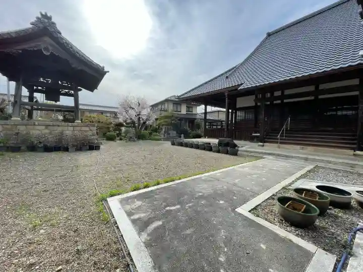 即成寺の{uncategorized: "未分類", other: "その他", undefined: "問題あり", building: "その他建物", grave: "お墓", sacred_gate: "鳥居", guardian: "狛犬", statue: "像", buddha: "仏像", history: "歴史", nature: "自然", garden: "庭園", animal: "動物", pagoda: "塔", temizu: "手水舎", mountain_gate: "山門・神門", sanctuary: "本殿・本堂", subordinate: "末社・摂社", art: "芸術", scenery: "景色", jizo: "地蔵", ema: "絵馬", goshuin: "御朱印", omikuji: "おみくじ", items: "授与品その他", amulet: "お守り", goshuincho: "御朱印帳", eats: "食事", festival: "お祭り", votive_dance: "神楽", shichigosan: "七五三参", wedding: "結婚式", experience: "体験その他", initially: "初詣", around: "周辺", anti_infection: "感染症対策"}