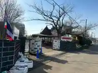 ワットパクナム日本別院の山門・神門