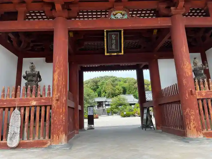 叡福寺の{uncategorized: "未分類", other: "その他", undefined: "問題あり", building: "その他建物", grave: "お墓", sacred_gate: "鳥居", guardian: "狛犬", statue: "像", buddha: "仏像", history: "歴史", nature: "自然", garden: "庭園", animal: "動物", pagoda: "塔", temizu: "手水舎", mountain_gate: "山門・神門", sanctuary: "本殿・本堂", subordinate: "末社・摂社", art: "芸術", scenery: "景色", jizo: "地蔵", ema: "絵馬", goshuin: "御朱印", omikuji: "おみくじ", items: "授与品その他", amulet: "お守り", goshuincho: "御朱印帳", eats: "食事", festival: "お祭り", votive_dance: "神楽", shichigosan: "七五三参", wedding: "結婚式", experience: "体験その他", initially: "初詣", around: "周辺", anti_infection: "感染症対策"}