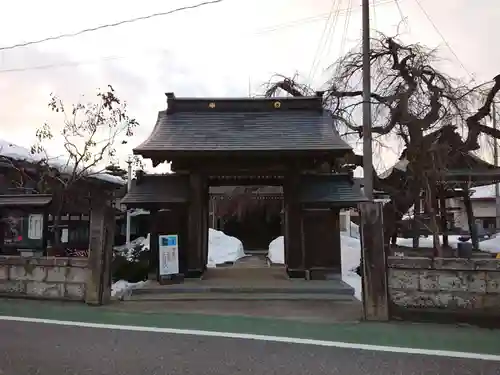 西光寺の山門