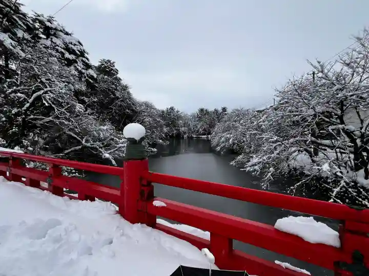射水神社の{uncategorized: "未分類", other: "その他", undefined: "問題あり", building: "その他建物", grave: "お墓", sacred_gate: "鳥居", guardian: "狛犬", statue: "像", buddha: "仏像", history: "歴史", nature: "自然", garden: "庭園", animal: "動物", pagoda: "塔", temizu: "手水舎", mountain_gate: "山門・神門", sanctuary: "本殿・本堂", subordinate: "末社・摂社", art: "芸術", scenery: "景色", jizo: "地蔵", ema: "絵馬", goshuin: "御朱印", omikuji: "おみくじ", items: "授与品その他", amulet: "お守り", goshuincho: "御朱印帳", eats: "食事", festival: "お祭り", votive_dance: "神楽", shichigosan: "七五三参", wedding: "結婚式", experience: "体験その他", initially: "初詣", around: "周辺", anti_infection: "感染症対策"}