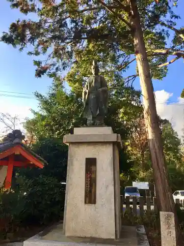 多治速比売神社の像