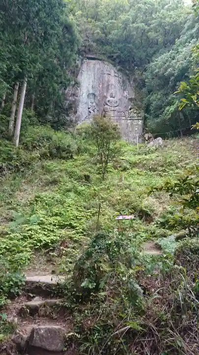磨崖三尊大石仏の{uncategorized: "未分類", other: "その他", undefined: "問題あり", building: "その他建物", grave: "お墓", sacred_gate: "鳥居", guardian: "狛犬", statue: "像", buddha: "仏像", history: "歴史", nature: "自然", garden: "庭園", animal: "動物", pagoda: "塔", temizu: "手水舎", mountain_gate: "山門・神門", sanctuary: "本殿・本堂", subordinate: "末社・摂社", art: "芸術", scenery: "景色", jizo: "地蔵", ema: "絵馬", goshuin: "御朱印", omikuji: "おみくじ", items: "授与品その他", amulet: "お守り", goshuincho: "御朱印帳", eats: "食事", festival: "お祭り", votive_dance: "神楽", shichigosan: "七五三参", wedding: "結婚式", experience: "体験その他", initially: "初詣", around: "周辺", anti_infection: "感染症対策"}