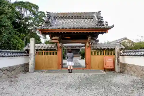 亀鶴院の山門