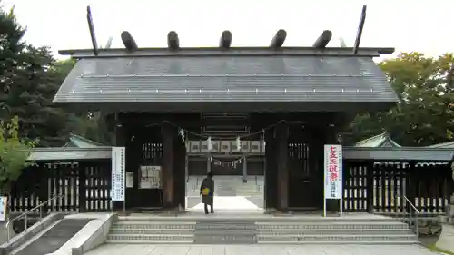 札幌護國神社の山門・神門