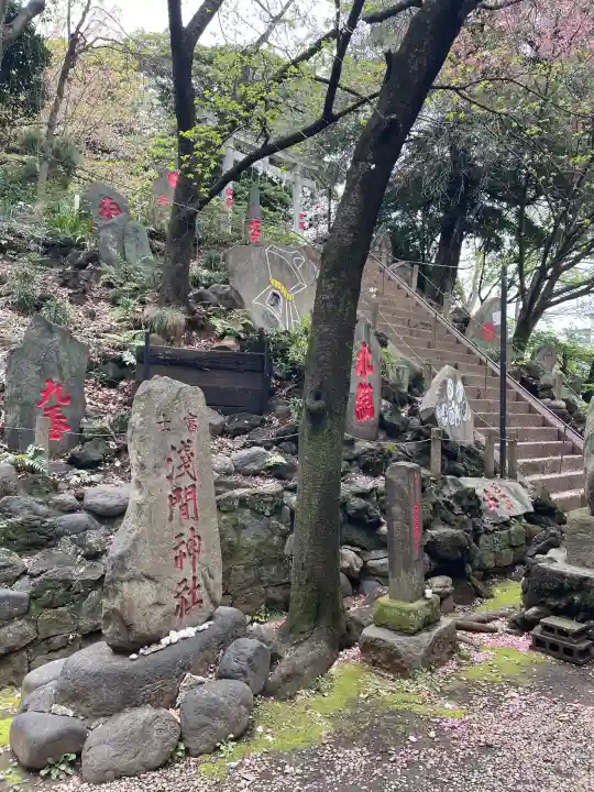 駒込富士神社の{uncategorized: "未分類", other: "その他", undefined: "問題あり", building: "その他建物", grave: "お墓", sacred_gate: "鳥居", guardian: "狛犬", statue: "像", buddha: "仏像", history: "歴史", nature: "自然", garden: "庭園", animal: "動物", pagoda: "塔", temizu: "手水舎", mountain_gate: "山門・神門", sanctuary: "本殿・本堂", subordinate: "末社・摂社", art: "芸術", scenery: "景色", jizo: "地蔵", ema: "絵馬", goshuin: "御朱印", omikuji: "おみくじ", items: "授与品その他", amulet: "お守り", goshuincho: "御朱印帳", eats: "食事", festival: "お祭り", votive_dance: "神楽", shichigosan: "七五三参", wedding: "結婚式", experience: "体験その他", initially: "初詣", around: "周辺", anti_infection: "感染症対策"}