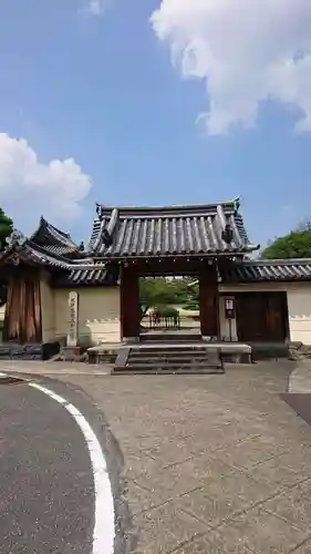 法華寺の山門