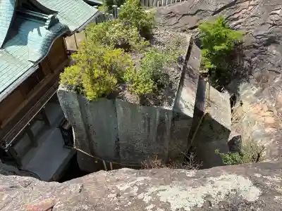 生石神社の{uncategorized: "未分類", other: "その他", undefined: "問題あり", building: "その他建物", grave: "お墓", sacred_gate: "鳥居", guardian: "狛犬", statue: "像", buddha: "仏像", history: "歴史", nature: "自然", garden: "庭園", animal: "動物", pagoda: "塔", temizu: "手水舎", mountain_gate: "山門・神門", sanctuary: "本殿・本堂", subordinate: "末社・摂社", art: "芸術", scenery: "景色", jizo: "地蔵", ema: "絵馬", goshuin: "御朱印", omikuji: "おみくじ", items: "授与品その他", amulet: "お守り", goshuincho: "御朱印帳", eats: "食事", festival: "お祭り", votive_dance: "神楽", shichigosan: "七五三参", wedding: "結婚式", experience: "体験その他", initially: "初詣", around: "周辺", anti_infection: "感染症対策"}