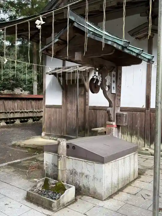 丹生川上神社(下社)の{uncategorized: "未分類", other: "その他", undefined: "問題あり", building: "その他建物", grave: "お墓", sacred_gate: "鳥居", guardian: "狛犬", statue: "像", buddha: "仏像", history: "歴史", nature: "自然", garden: "庭園", animal: "動物", pagoda: "塔", temizu: "手水舎", mountain_gate: "山門・神門", sanctuary: "本殿・本堂", subordinate: "末社・摂社", art: "芸術", scenery: "景色", jizo: "地蔵", ema: "絵馬", goshuin: "御朱印", omikuji: "おみくじ", items: "授与品その他", amulet: "お守り", goshuincho: "御朱印帳", eats: "食事", festival: "お祭り", votive_dance: "神楽", shichigosan: "七五三参", wedding: "結婚式", experience: "体験その他", initially: "初詣", around: "周辺", anti_infection: "感染症対策"}