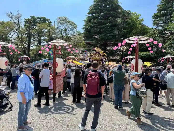 浅草神社の{uncategorized: "未分類", other: "その他", undefined: "問題あり", building: "その他建物", grave: "お墓", sacred_gate: "鳥居", guardian: "狛犬", statue: "像", buddha: "仏像", history: "歴史", nature: "自然", garden: "庭園", animal: "動物", pagoda: "塔", temizu: "手水舎", mountain_gate: "山門・神門", sanctuary: "本殿・本堂", subordinate: "末社・摂社", art: "芸術", scenery: "景色", jizo: "地蔵", ema: "絵馬", goshuin: "御朱印", omikuji: "おみくじ", items: "授与品その他", amulet: "お守り", goshuincho: "御朱印帳", eats: "食事", festival: "お祭り", votive_dance: "神楽", shichigosan: "七五三参", wedding: "結婚式", experience: "体験その他", initially: "初詣", around: "周辺", anti_infection: "感染症対策"}