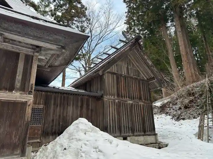 湯澤神社の{uncategorized: "未分類", other: "その他", undefined: "問題あり", building: "その他建物", grave: "お墓", sacred_gate: "鳥居", guardian: "狛犬", statue: "像", buddha: "仏像", history: "歴史", nature: "自然", garden: "庭園", animal: "動物", pagoda: "塔", temizu: "手水舎", mountain_gate: "山門・神門", sanctuary: "本殿・本堂", subordinate: "末社・摂社", art: "芸術", scenery: "景色", jizo: "地蔵", ema: "絵馬", goshuin: "御朱印", omikuji: "おみくじ", items: "授与品その他", amulet: "お守り", goshuincho: "御朱印帳", eats: "食事", festival: "お祭り", votive_dance: "神楽", shichigosan: "七五三参", wedding: "結婚式", experience: "体験その他", initially: "初詣", around: "周辺", anti_infection: "感染症対策"}