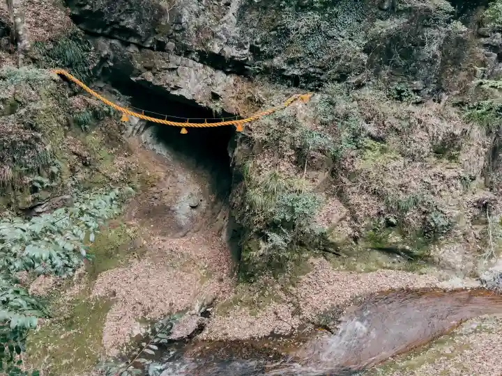 室生龍穴神社の{uncategorized: "未分類", other: "その他", undefined: "問題あり", building: "その他建物", grave: "お墓", sacred_gate: "鳥居", guardian: "狛犬", statue: "像", buddha: "仏像", history: "歴史", nature: "自然", garden: "庭園", animal: "動物", pagoda: "塔", temizu: "手水舎", mountain_gate: "山門・神門", sanctuary: "本殿・本堂", subordinate: "末社・摂社", art: "芸術", scenery: "景色", jizo: "地蔵", ema: "絵馬", goshuin: "御朱印", omikuji: "おみくじ", items: "授与品その他", amulet: "お守り", goshuincho: "御朱印帳", eats: "食事", festival: "お祭り", votive_dance: "神楽", shichigosan: "七五三参", wedding: "結婚式", experience: "体験その他", initially: "初詣", around: "周辺", anti_infection: "感染症対策"}