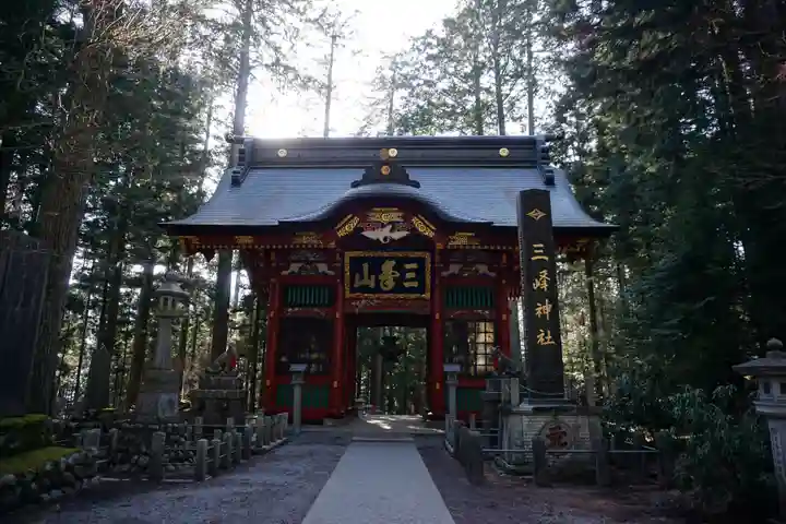 三峯神社の山門・神門
