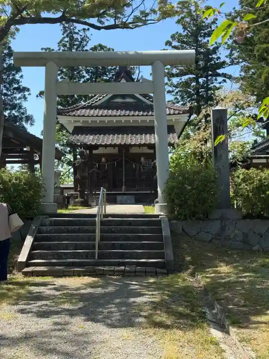 鶴岡護国神社の{uncategorized: "未分類", other: "その他", undefined: "問題あり", building: "その他建物", grave: "お墓", sacred_gate: "鳥居", guardian: "狛犬", statue: "像", buddha: "仏像", history: "歴史", nature: "自然", garden: "庭園", animal: "動物", pagoda: "塔", temizu: "手水舎", mountain_gate: "山門・神門", sanctuary: "本殿・本堂", subordinate: "末社・摂社", art: "芸術", scenery: "景色", jizo: "地蔵", ema: "絵馬", goshuin: "御朱印", omikuji: "おみくじ", items: "授与品その他", amulet: "お守り", goshuincho: "御朱印帳", eats: "食事", festival: "お祭り", votive_dance: "神楽", shichigosan: "七五三参", wedding: "結婚式", experience: "体験その他", initially: "初詣", around: "周辺", anti_infection: "感染症対策"}