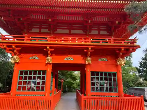 穴八幡宮の山門