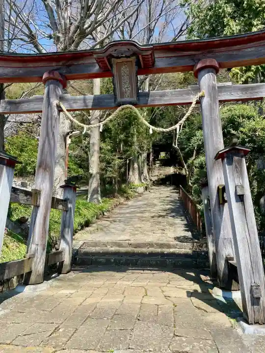 與瀬神社(与瀬神社)の{uncategorized: "未分類", other: "その他", undefined: "問題あり", building: "その他建物", grave: "お墓", sacred_gate: "鳥居", guardian: "狛犬", statue: "像", buddha: "仏像", history: "歴史", nature: "自然", garden: "庭園", animal: "動物", pagoda: "塔", temizu: "手水舎", mountain_gate: "山門・神門", sanctuary: "本殿・本堂", subordinate: "末社・摂社", art: "芸術", scenery: "景色", jizo: "地蔵", ema: "絵馬", goshuin: "御朱印", omikuji: "おみくじ", items: "授与品その他", amulet: "お守り", goshuincho: "御朱印帳", eats: "食事", festival: "お祭り", votive_dance: "神楽", shichigosan: "七五三参", wedding: "結婚式", experience: "体験その他", initially: "初詣", around: "周辺", anti_infection: "感染症対策"}