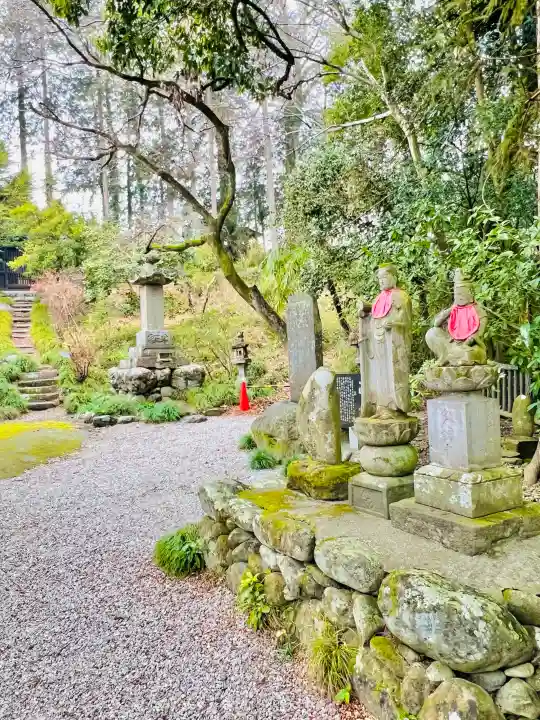 岩之上堂の{uncategorized: "未分類", other: "その他", undefined: "問題あり", building: "その他建物", grave: "お墓", sacred_gate: "鳥居", guardian: "狛犬", statue: "像", buddha: "仏像", history: "歴史", nature: "自然", garden: "庭園", animal: "動物", pagoda: "塔", temizu: "手水舎", mountain_gate: "山門・神門", sanctuary: "本殿・本堂", subordinate: "末社・摂社", art: "芸術", scenery: "景色", jizo: "地蔵", ema: "絵馬", goshuin: "御朱印", omikuji: "おみくじ", items: "授与品その他", amulet: "お守り", goshuincho: "御朱印帳", eats: "食事", festival: "お祭り", votive_dance: "神楽", shichigosan: "七五三参", wedding: "結婚式", experience: "体験その他", initially: "初詣", around: "周辺", anti_infection: "感染症対策"}