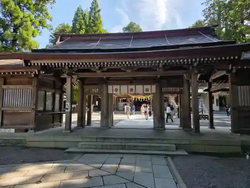 白山比咩神社の{uncategorized: "未分類", other: "その他", undefined: "問題あり", building: "その他建物", grave: "お墓", sacred_gate: "鳥居", guardian: "狛犬", statue: "像", buddha: "仏像", history: "歴史", nature: "自然", garden: "庭園", animal: "動物", pagoda: "塔", temizu: "手水舎", mountain_gate: "山門・神門", sanctuary: "本殿・本堂", subordinate: "末社・摂社", art: "芸術", scenery: "景色", jizo: "地蔵", ema: "絵馬", goshuin: "御朱印", omikuji: "おみくじ", items: "授与品その他", amulet: "お守り", goshuincho: "御朱印帳", eats: "食事", festival: "お祭り", votive_dance: "神楽", shichigosan: "七五三参", wedding: "結婚式", experience: "体験その他", initially: "初詣", around: "周辺", anti_infection: "感染症対策"}