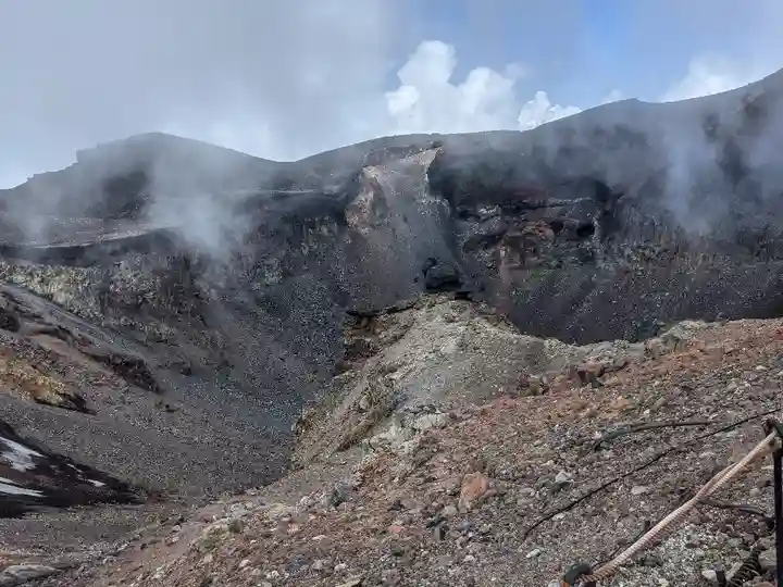 富士山頂上浅間大社奥宮の周辺