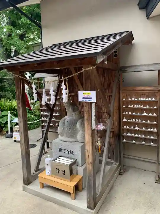 蛇窪神社の{uncategorized: "未分類", other: "その他", undefined: "問題あり", building: "その他建物", grave: "お墓", sacred_gate: "鳥居", guardian: "狛犬", statue: "像", buddha: "仏像", history: "歴史", nature: "自然", garden: "庭園", animal: "動物", pagoda: "塔", temizu: "手水舎", mountain_gate: "山門・神門", sanctuary: "本殿・本堂", subordinate: "末社・摂社", art: "芸術", scenery: "景色", jizo: "地蔵", ema: "絵馬", goshuin: "御朱印", omikuji: "おみくじ", items: "授与品その他", amulet: "お守り", goshuincho: "御朱印帳", eats: "食事", festival: "お祭り", votive_dance: "神楽", shichigosan: "七五三参", wedding: "結婚式", experience: "体験その他", initially: "初詣", around: "周辺", anti_infection: "感染症対策"}