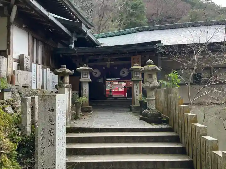 大本山七宝瀧寺の{uncategorized: "未分類", other: "その他", undefined: "問題あり", building: "その他建物", grave: "お墓", sacred_gate: "鳥居", guardian: "狛犬", statue: "像", buddha: "仏像", history: "歴史", nature: "自然", garden: "庭園", animal: "動物", pagoda: "塔", temizu: "手水舎", mountain_gate: "山門・神門", sanctuary: "本殿・本堂", subordinate: "末社・摂社", art: "芸術", scenery: "景色", jizo: "地蔵", ema: "絵馬", goshuin: "御朱印", omikuji: "おみくじ", items: "授与品その他", amulet: "お守り", goshuincho: "御朱印帳", eats: "食事", festival: "お祭り", votive_dance: "神楽", shichigosan: "七五三参", wedding: "結婚式", experience: "体験その他", initially: "初詣", around: "周辺", anti_infection: "感染症対策"}