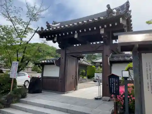 大光普照寺の山門