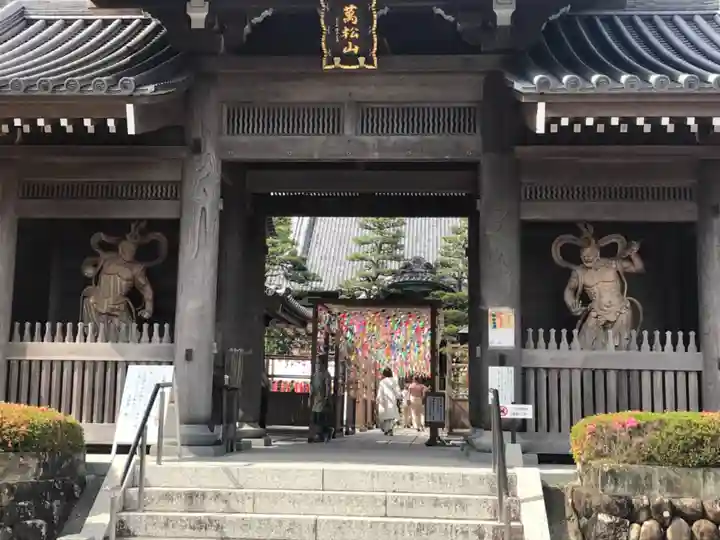 秋葉總本殿可睡斎の山門・神門