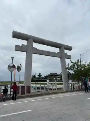 息栖神社の{uncategorized: "未分類", other: "その他", undefined: "問題あり", building: "その他建物", grave: "お墓", sacred_gate: "鳥居", guardian: "狛犬", statue: "像", buddha: "仏像", history: "歴史", nature: "自然", garden: "庭園", animal: "動物", pagoda: "塔", temizu: "手水舎", mountain_gate: "山門・神門", sanctuary: "本殿・本堂", subordinate: "末社・摂社", art: "芸術", scenery: "景色", jizo: "地蔵", ema: "絵馬", goshuin: "御朱印", omikuji: "おみくじ", items: "授与品その他", amulet: "お守り", goshuincho: "御朱印帳", eats: "食事", festival: "お祭り", votive_dance: "神楽", shichigosan: "七五三参", wedding: "結婚式", experience: "体験その他", initially: "初詣", around: "周辺", anti_infection: "感染症対策"}