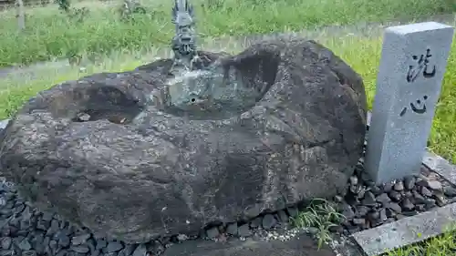 神明社の手水舎