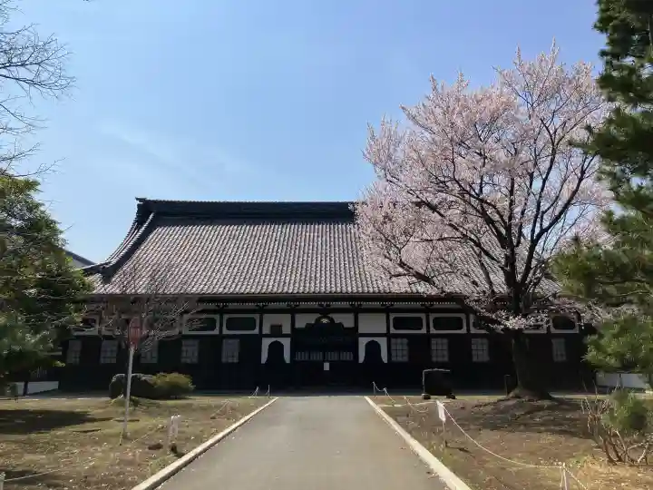 総持寺の{uncategorized: "未分類", other: "その他", undefined: "問題あり", building: "その他建物", grave: "お墓", sacred_gate: "鳥居", guardian: "狛犬", statue: "像", buddha: "仏像", history: "歴史", nature: "自然", garden: "庭園", animal: "動物", pagoda: "塔", temizu: "手水舎", mountain_gate: "山門・神門", sanctuary: "本殿・本堂", subordinate: "末社・摂社", art: "芸術", scenery: "景色", jizo: "地蔵", ema: "絵馬", goshuin: "御朱印", omikuji: "おみくじ", items: "授与品その他", amulet: "お守り", goshuincho: "御朱印帳", eats: "食事", festival: "お祭り", votive_dance: "神楽", shichigosan: "七五三参", wedding: "結婚式", experience: "体験その他", initially: "初詣", around: "周辺", anti_infection: "感染症対策"}