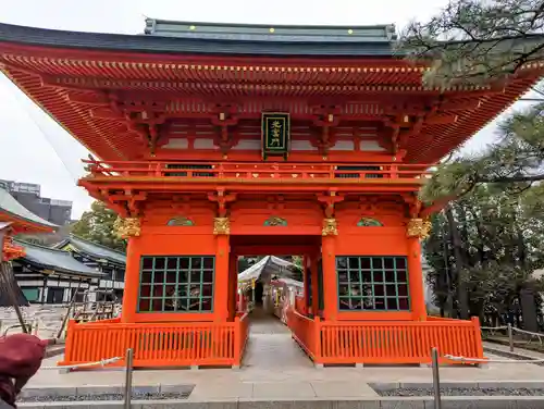 穴八幡宮の山門