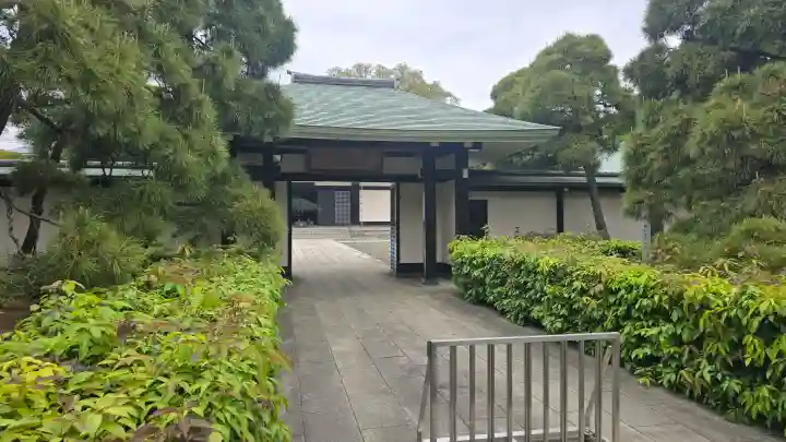 満願寺の{uncategorized: "未分類", other: "その他", undefined: "問題あり", building: "その他建物", grave: "お墓", sacred_gate: "鳥居", guardian: "狛犬", statue: "像", buddha: "仏像", history: "歴史", nature: "自然", garden: "庭園", animal: "動物", pagoda: "塔", temizu: "手水舎", mountain_gate: "山門・神門", sanctuary: "本殿・本堂", subordinate: "末社・摂社", art: "芸術", scenery: "景色", jizo: "地蔵", ema: "絵馬", goshuin: "御朱印", omikuji: "おみくじ", items: "授与品その他", amulet: "お守り", goshuincho: "御朱印帳", eats: "食事", festival: "お祭り", votive_dance: "神楽", shichigosan: "七五三参", wedding: "結婚式", experience: "体験その他", initially: "初詣", around: "周辺", anti_infection: "感染症対策"}