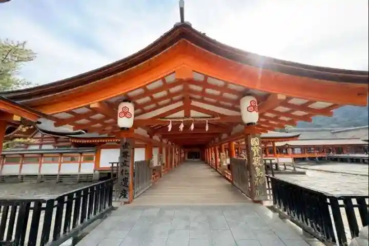 厳島神社の{uncategorized: "未分類", other: "その他", undefined: "問題あり", building: "その他建物", grave: "お墓", sacred_gate: "鳥居", guardian: "狛犬", statue: "像", buddha: "仏像", history: "歴史", nature: "自然", garden: "庭園", animal: "動物", pagoda: "塔", temizu: "手水舎", mountain_gate: "山門・神門", sanctuary: "本殿・本堂", subordinate: "末社・摂社", art: "芸術", scenery: "景色", jizo: "地蔵", ema: "絵馬", goshuin: "御朱印", omikuji: "おみくじ", items: "授与品その他", amulet: "お守り", goshuincho: "御朱印帳", eats: "食事", festival: "お祭り", votive_dance: "神楽", shichigosan: "七五三参", wedding: "結婚式", experience: "体験その他", initially: "初詣", around: "周辺", anti_infection: "感染症対策"}