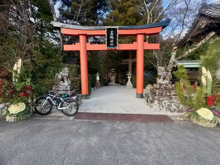 高鴨神社の{uncategorized: "未分類", other: "その他", undefined: "問題あり", building: "その他建物", grave: "お墓", sacred_gate: "鳥居", guardian: "狛犬", statue: "像", buddha: "仏像", history: "歴史", nature: "自然", garden: "庭園", animal: "動物", pagoda: "塔", temizu: "手水舎", mountain_gate: "山門・神門", sanctuary: "本殿・本堂", subordinate: "末社・摂社", art: "芸術", scenery: "景色", jizo: "地蔵", ema: "絵馬", goshuin: "御朱印", omikuji: "おみくじ", items: "授与品その他", amulet: "お守り", goshuincho: "御朱印帳", eats: "食事", festival: "お祭り", votive_dance: "神楽", shichigosan: "七五三参", wedding: "結婚式", experience: "体験その他", initially: "初詣", around: "周辺", anti_infection: "感染症対策"}