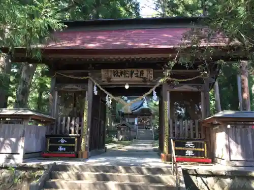 近津神社の山門