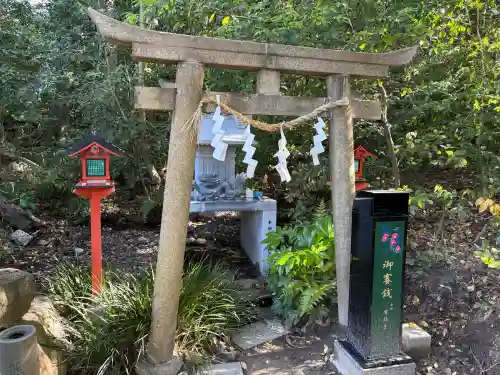 越木岩神社の{uncategorized: "未分類", other: "その他", undefined: "問題あり", building: "その他建物", grave: "お墓", sacred_gate: "鳥居", guardian: "狛犬", statue: "像", buddha: "仏像", history: "歴史", nature: "自然", garden: "庭園", animal: "動物", pagoda: "塔", temizu: "手水舎", mountain_gate: "山門・神門", sanctuary: "本殿・本堂", subordinate: "末社・摂社", art: "芸術", scenery: "景色", jizo: "地蔵", ema: "絵馬", goshuin: "御朱印", omikuji: "おみくじ", items: "授与品その他", amulet: "お守り", goshuincho: "御朱印帳", eats: "食事", festival: "お祭り", votive_dance: "神楽", shichigosan: "七五三参", wedding: "結婚式", experience: "体験その他", initially: "初詣", around: "周辺", anti_infection: "感染症対策"}
