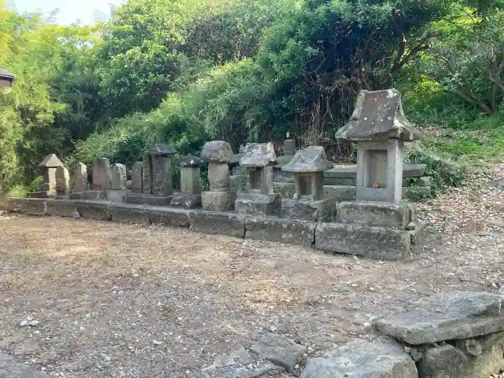 御滝神社の{uncategorized: "未分類", other: "その他", undefined: "問題あり", building: "その他建物", grave: "お墓", sacred_gate: "鳥居", guardian: "狛犬", statue: "像", buddha: "仏像", history: "歴史", nature: "自然", garden: "庭園", animal: "動物", pagoda: "塔", temizu: "手水舎", mountain_gate: "山門・神門", sanctuary: "本殿・本堂", subordinate: "末社・摂社", art: "芸術", scenery: "景色", jizo: "地蔵", ema: "絵馬", goshuin: "御朱印", omikuji: "おみくじ", items: "授与品その他", amulet: "お守り", goshuincho: "御朱印帳", eats: "食事", festival: "お祭り", votive_dance: "神楽", shichigosan: "七五三参", wedding: "結婚式", experience: "体験その他", initially: "初詣", around: "周辺", anti_infection: "感染症対策"}