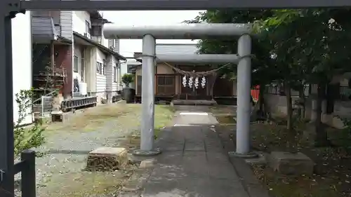 尾萬稲荷神社の鳥居