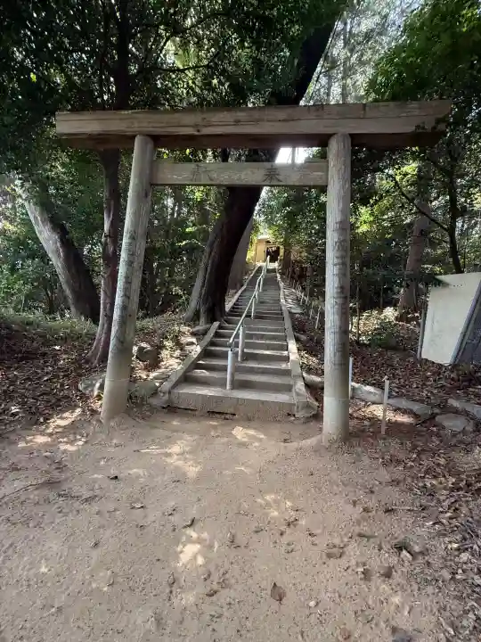 松尾神社の{uncategorized: "未分類", other: "その他", undefined: "問題あり", building: "その他建物", grave: "お墓", sacred_gate: "鳥居", guardian: "狛犬", statue: "像", buddha: "仏像", history: "歴史", nature: "自然", garden: "庭園", animal: "動物", pagoda: "塔", temizu: "手水舎", mountain_gate: "山門・神門", sanctuary: "本殿・本堂", subordinate: "末社・摂社", art: "芸術", scenery: "景色", jizo: "地蔵", ema: "絵馬", goshuin: "御朱印", omikuji: "おみくじ", items: "授与品その他", amulet: "お守り", goshuincho: "御朱印帳", eats: "食事", festival: "お祭り", votive_dance: "神楽", shichigosan: "七五三参", wedding: "結婚式", experience: "体験その他", initially: "初詣", around: "周辺", anti_infection: "感染症対策"}