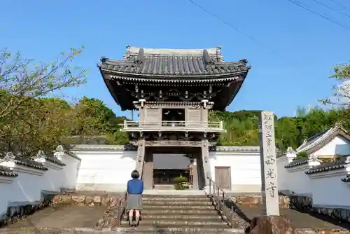 西光寺の山門