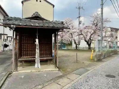 大橋町地蔵尊の{uncategorized: "未分類", other: "その他", undefined: "問題あり", building: "その他建物", grave: "お墓", sacred_gate: "鳥居", guardian: "狛犬", statue: "像", buddha: "仏像", history: "歴史", nature: "自然", garden: "庭園", animal: "動物", pagoda: "塔", temizu: "手水舎", mountain_gate: "山門・神門", sanctuary: "本殿・本堂", subordinate: "末社・摂社", art: "芸術", scenery: "景色", jizo: "地蔵", ema: "絵馬", goshuin: "御朱印", omikuji: "おみくじ", items: "授与品その他", amulet: "お守り", goshuincho: "御朱印帳", eats: "食事", festival: "お祭り", votive_dance: "神楽", shichigosan: "七五三参", wedding: "結婚式", experience: "体験その他", initially: "初詣", around: "周辺", anti_infection: "感染症対策"}
