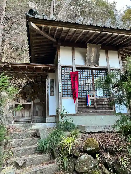 秩父札所三十二番 法性寺の{uncategorized: "未分類", other: "その他", undefined: "問題あり", building: "その他建物", grave: "お墓", sacred_gate: "鳥居", guardian: "狛犬", statue: "像", buddha: "仏像", history: "歴史", nature: "自然", garden: "庭園", animal: "動物", pagoda: "塔", temizu: "手水舎", mountain_gate: "山門・神門", sanctuary: "本殿・本堂", subordinate: "末社・摂社", art: "芸術", scenery: "景色", jizo: "地蔵", ema: "絵馬", goshuin: "御朱印", omikuji: "おみくじ", items: "授与品その他", amulet: "お守り", goshuincho: "御朱印帳", eats: "食事", festival: "お祭り", votive_dance: "神楽", shichigosan: "七五三参", wedding: "結婚式", experience: "体験その他", initially: "初詣", around: "周辺", anti_infection: "感染症対策"}