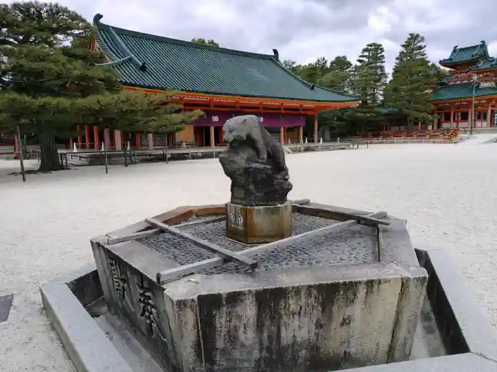 平安神宮の{uncategorized: "未分類", other: "その他", undefined: "問題あり", building: "その他建物", grave: "お墓", sacred_gate: "鳥居", guardian: "狛犬", statue: "像", buddha: "仏像", history: "歴史", nature: "自然", garden: "庭園", animal: "動物", pagoda: "塔", temizu: "手水舎", mountain_gate: "山門・神門", sanctuary: "本殿・本堂", subordinate: "末社・摂社", art: "芸術", scenery: "景色", jizo: "地蔵", ema: "絵馬", goshuin: "御朱印", omikuji: "おみくじ", items: "授与品その他", amulet: "お守り", goshuincho: "御朱印帳", eats: "食事", festival: "お祭り", votive_dance: "神楽", shichigosan: "七五三参", wedding: "結婚式", experience: "体験その他", initially: "初詣", around: "周辺", anti_infection: "感染症対策"}