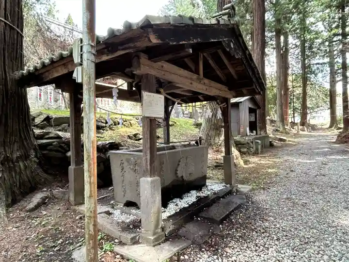 新海三社神社の{uncategorized: "未分類", other: "その他", undefined: "問題あり", building: "その他建物", grave: "お墓", sacred_gate: "鳥居", guardian: "狛犬", statue: "像", buddha: "仏像", history: "歴史", nature: "自然", garden: "庭園", animal: "動物", pagoda: "塔", temizu: "手水舎", mountain_gate: "山門・神門", sanctuary: "本殿・本堂", subordinate: "末社・摂社", art: "芸術", scenery: "景色", jizo: "地蔵", ema: "絵馬", goshuin: "御朱印", omikuji: "おみくじ", items: "授与品その他", amulet: "お守り", goshuincho: "御朱印帳", eats: "食事", festival: "お祭り", votive_dance: "神楽", shichigosan: "七五三参", wedding: "結婚式", experience: "体験その他", initially: "初詣", around: "周辺", anti_infection: "感染症対策"}