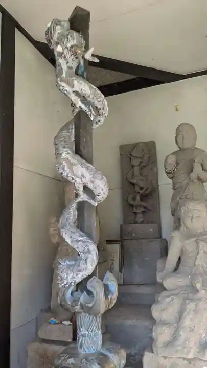 滝の不動尊の像